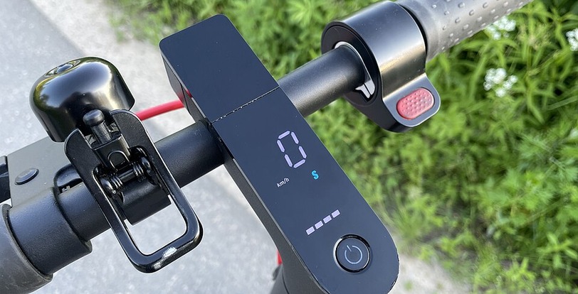 Pantalla display de patinete eléctrico mostrando códigos de error y diagnóstico en Valencia