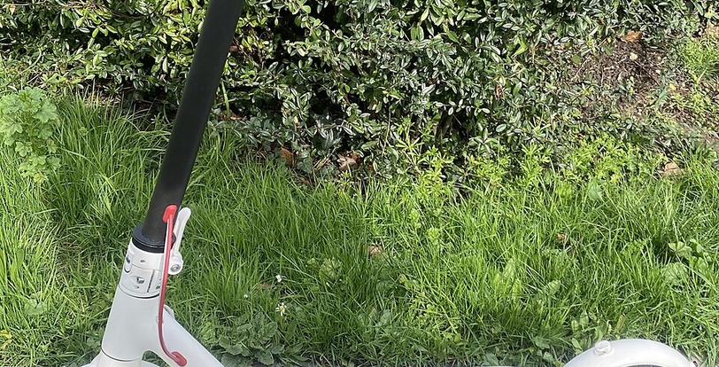 Ajuste del mástil y sistema de plegado para eliminar holguras en patinete eléctrico en Valencia